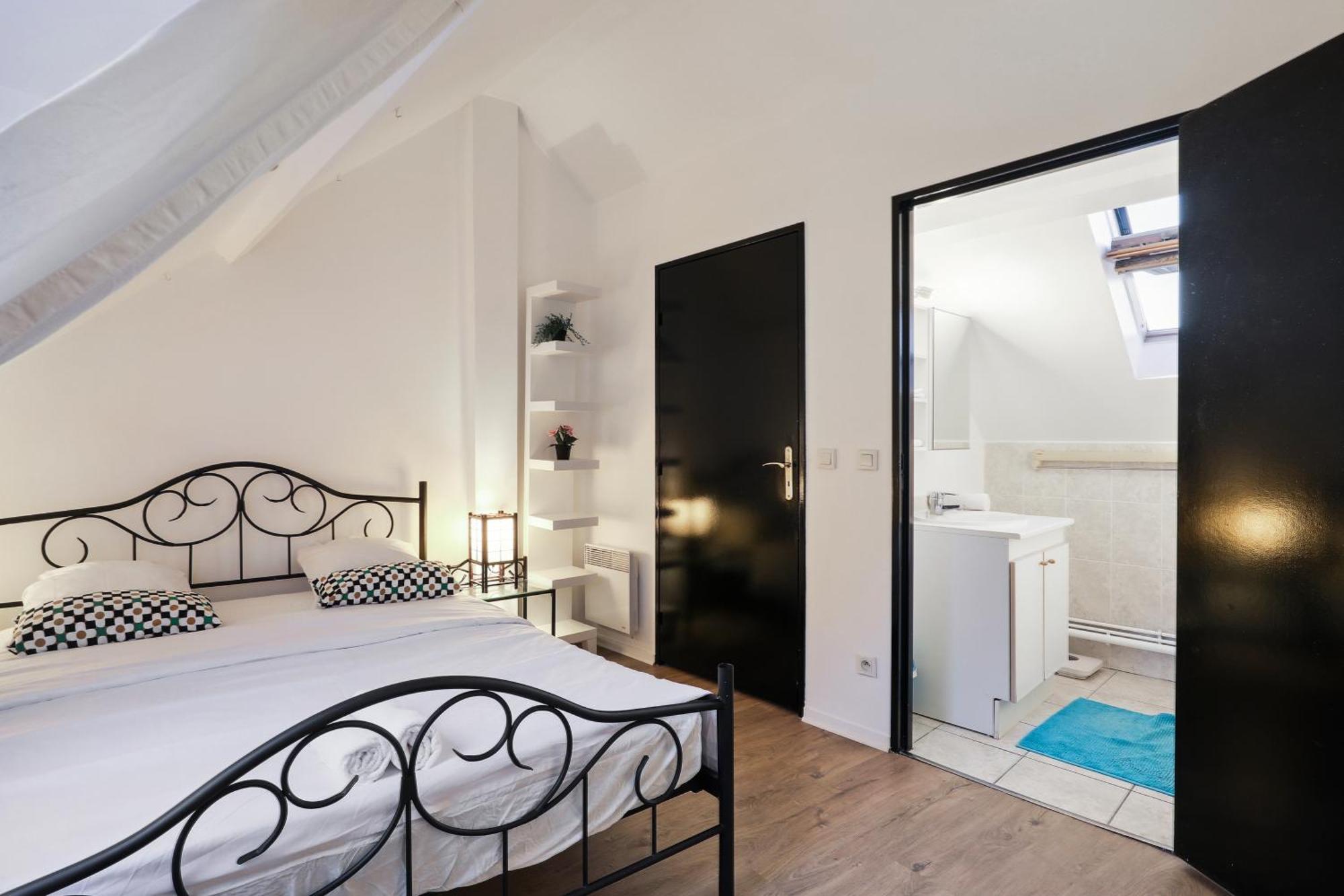 Chic Duplex With Parking Apartment